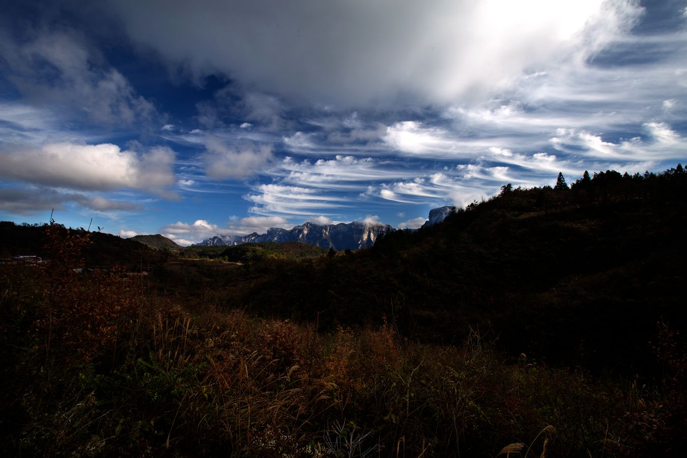 生动崇山