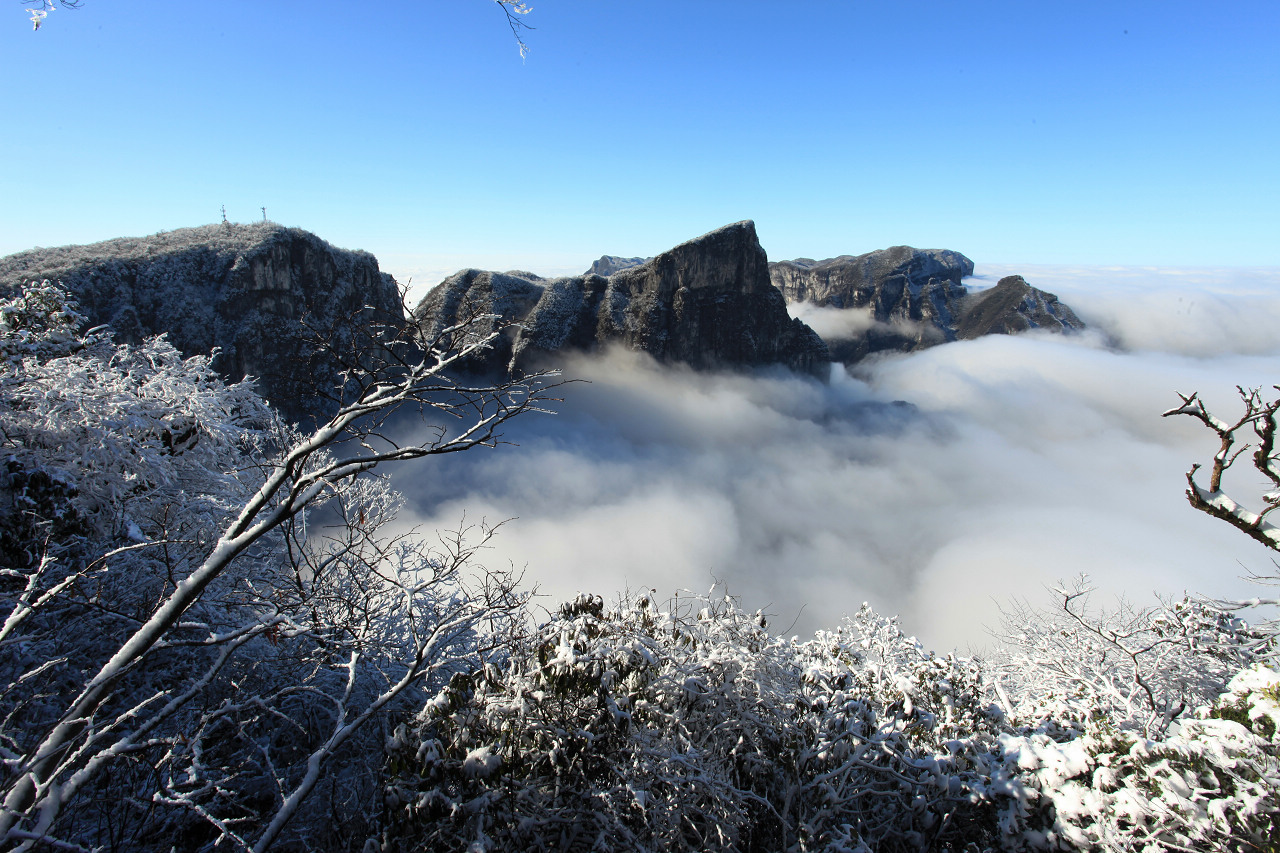 白雪白云托仙山