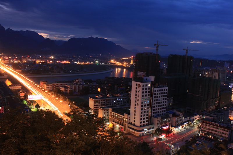 夜幕庸城