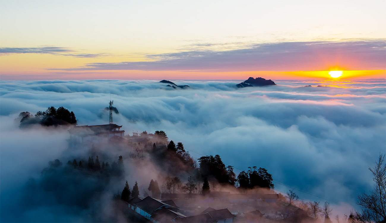 仙山迷雾迎朝霞