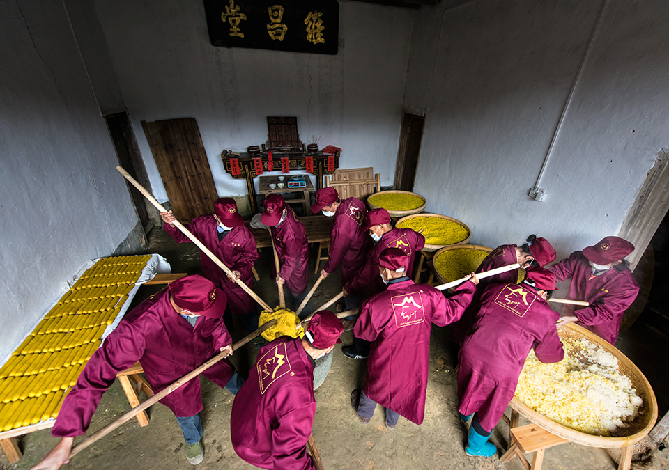 传统客家黄元米果制作