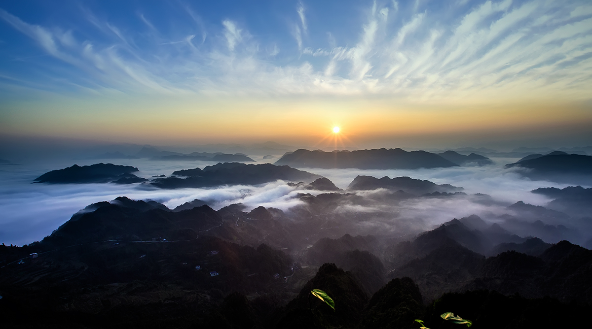 晨曦群山生迷雾