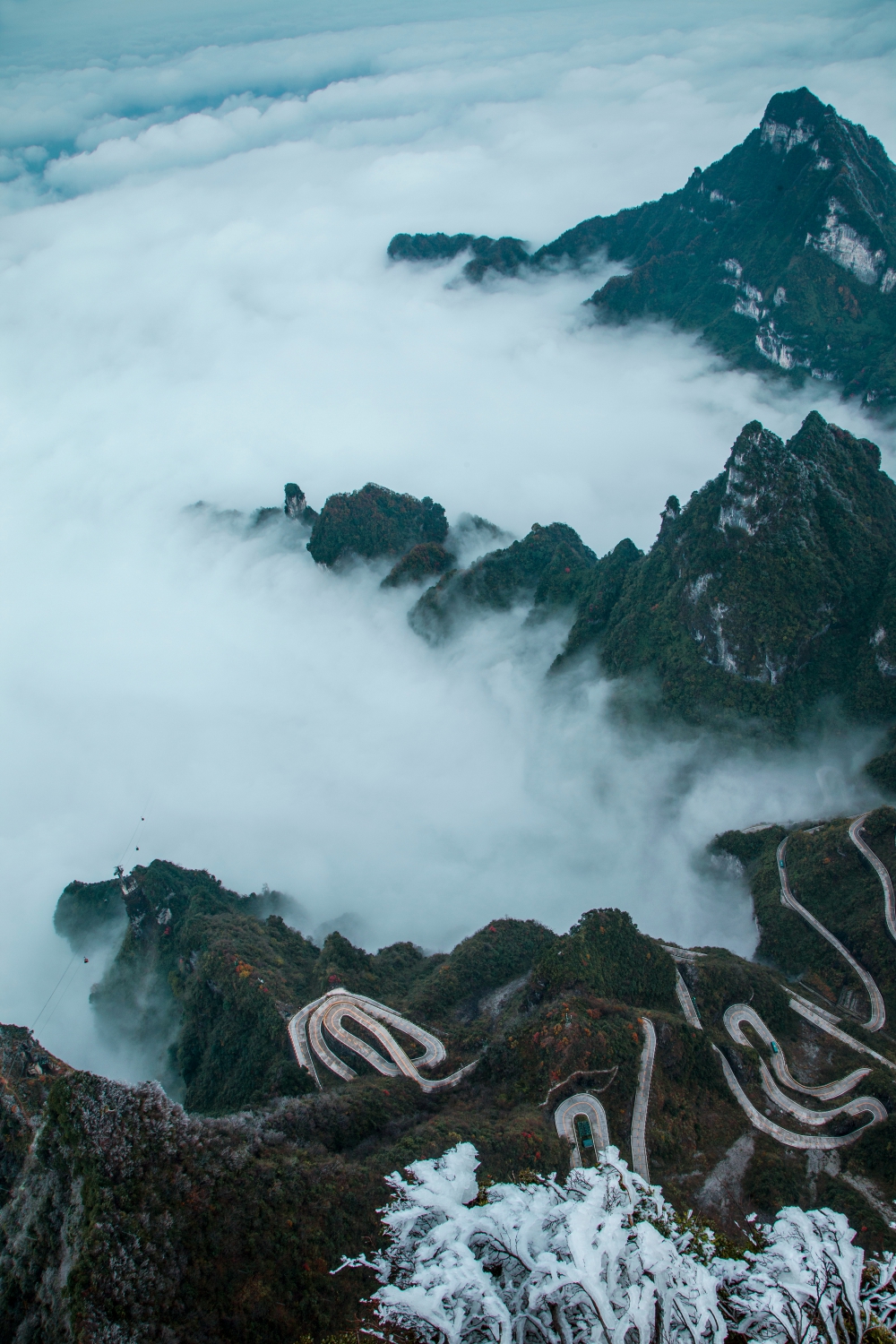 《雾海天门山》