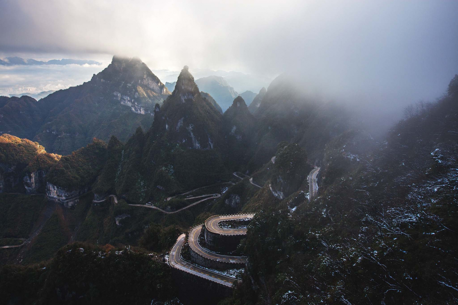 云绕盘山路