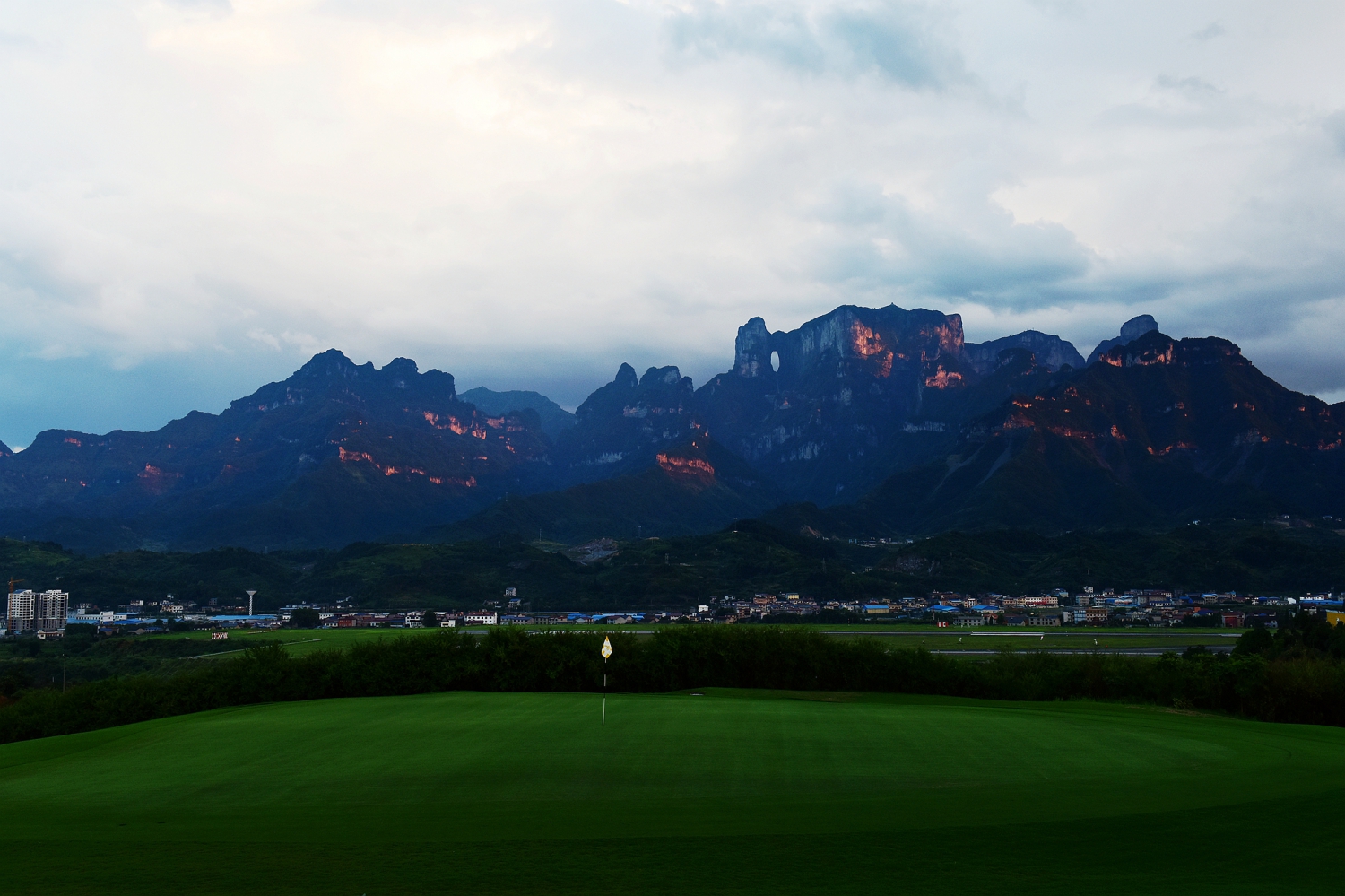 夕照天门山