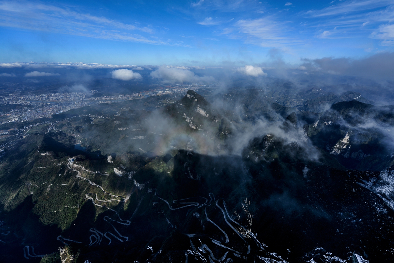 云舞山岳间