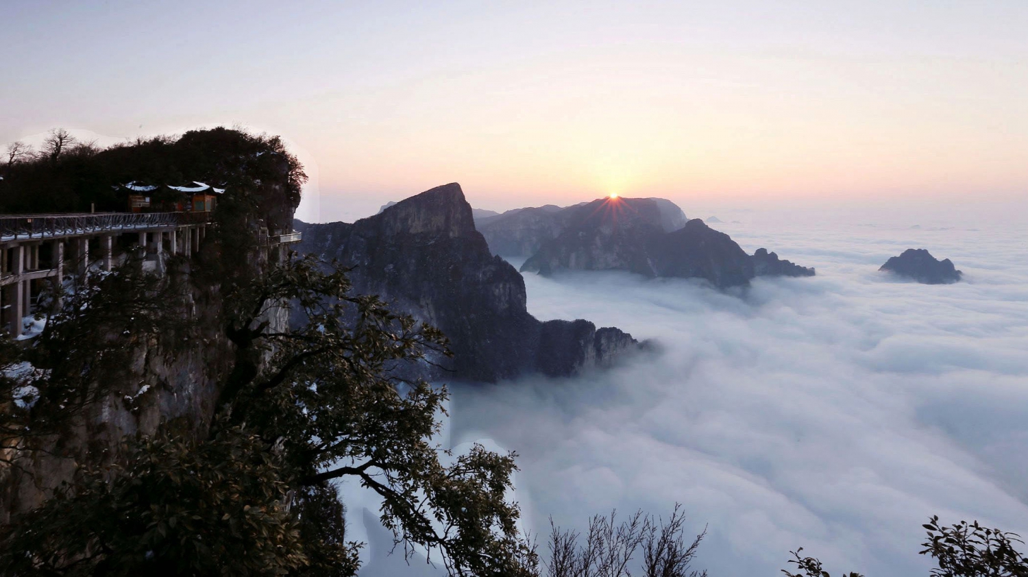夕阳云瀑绕天界