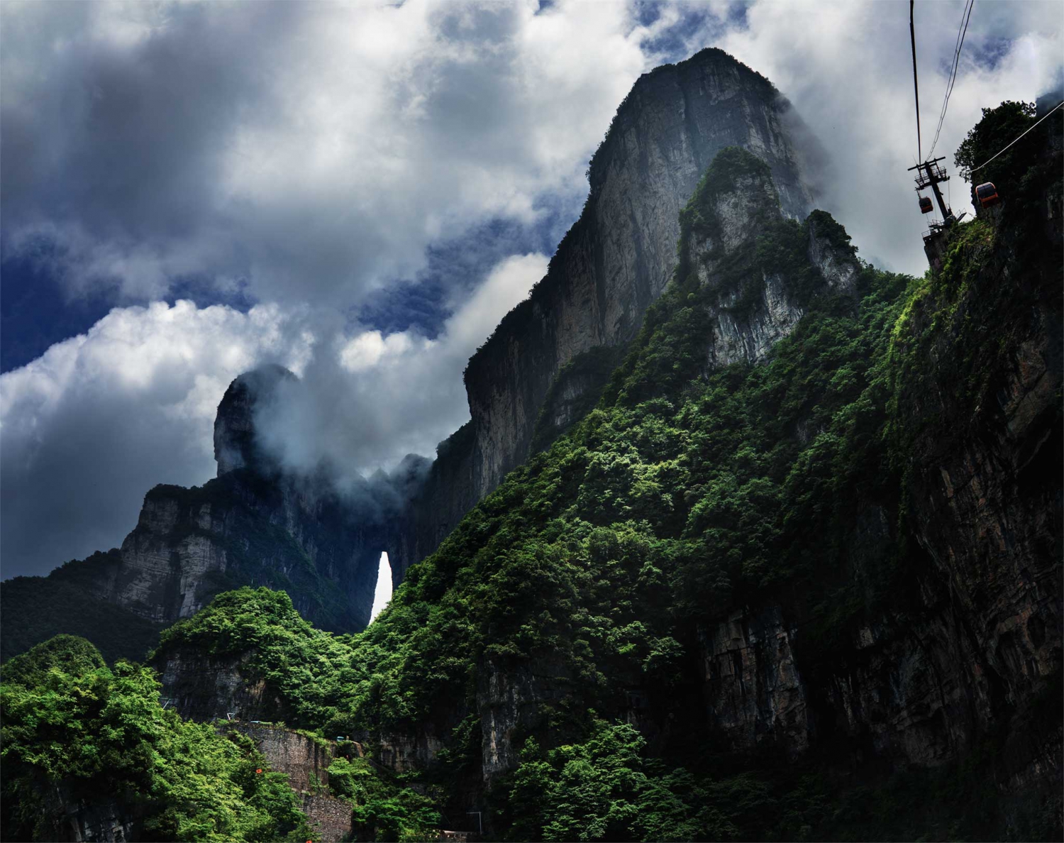 天门山雄姿..