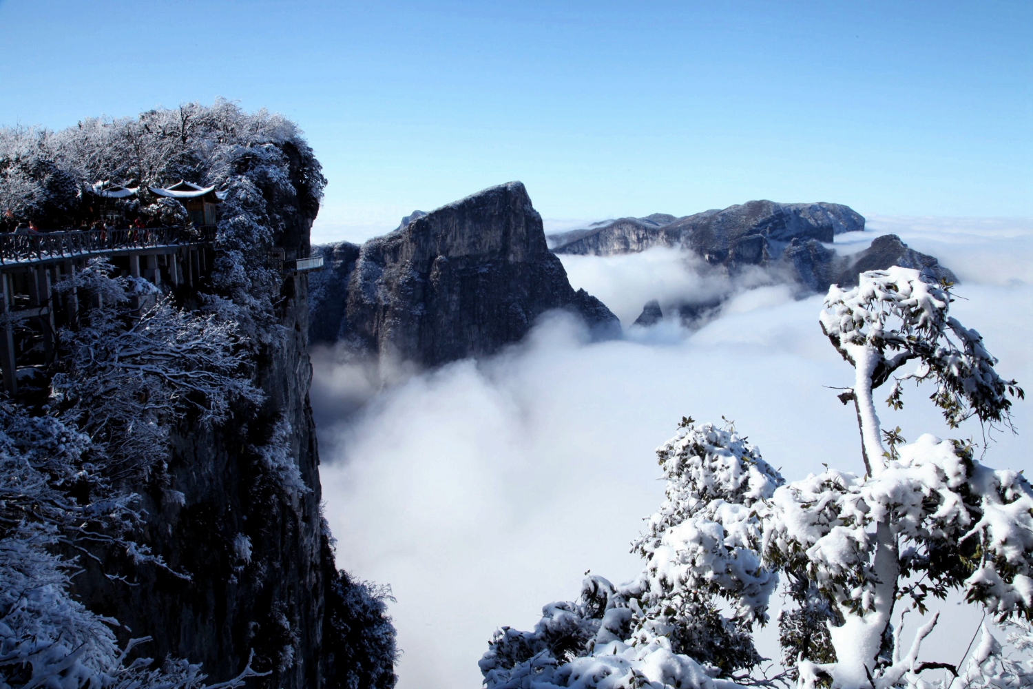 《冰雪映衬下的天门山》