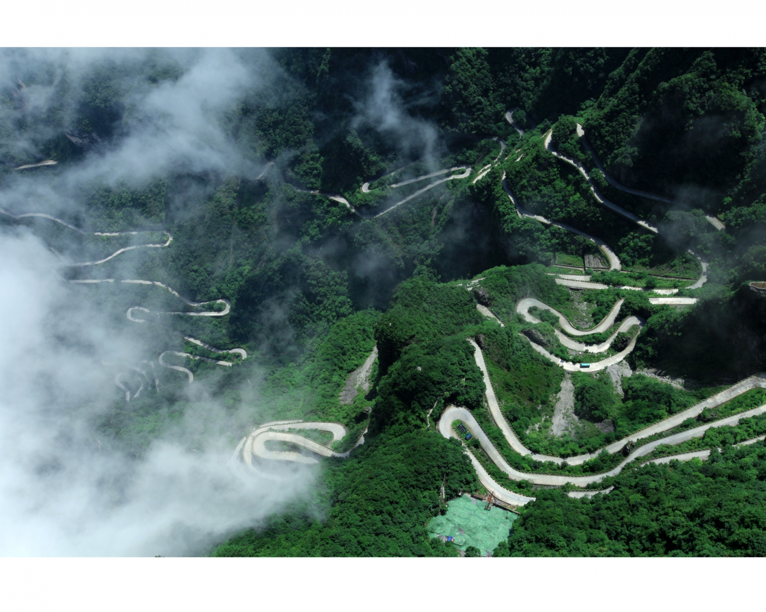 天门山盘山公路