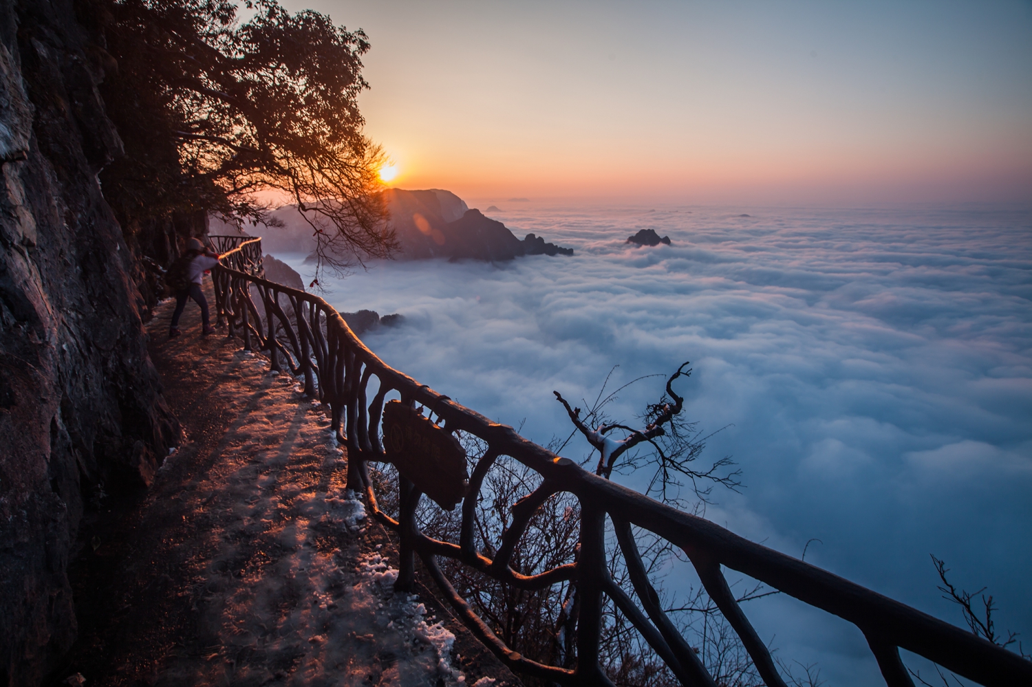 《日落天门山》