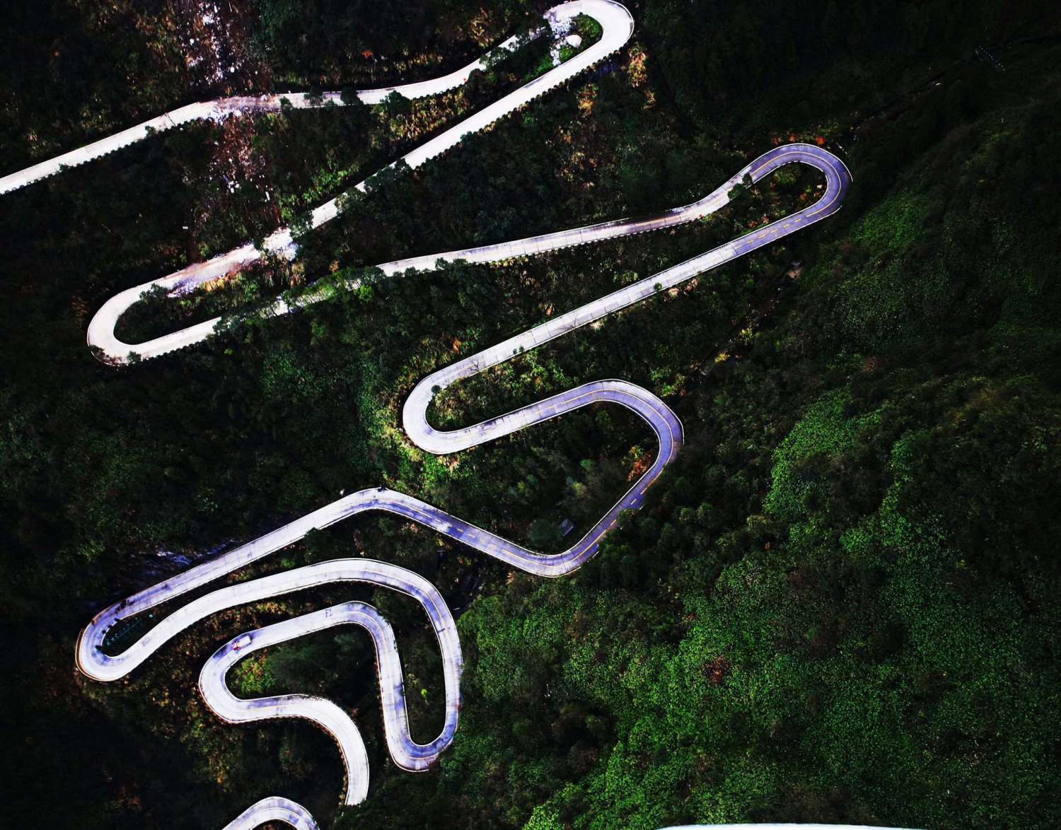 玉带飘在仙山上