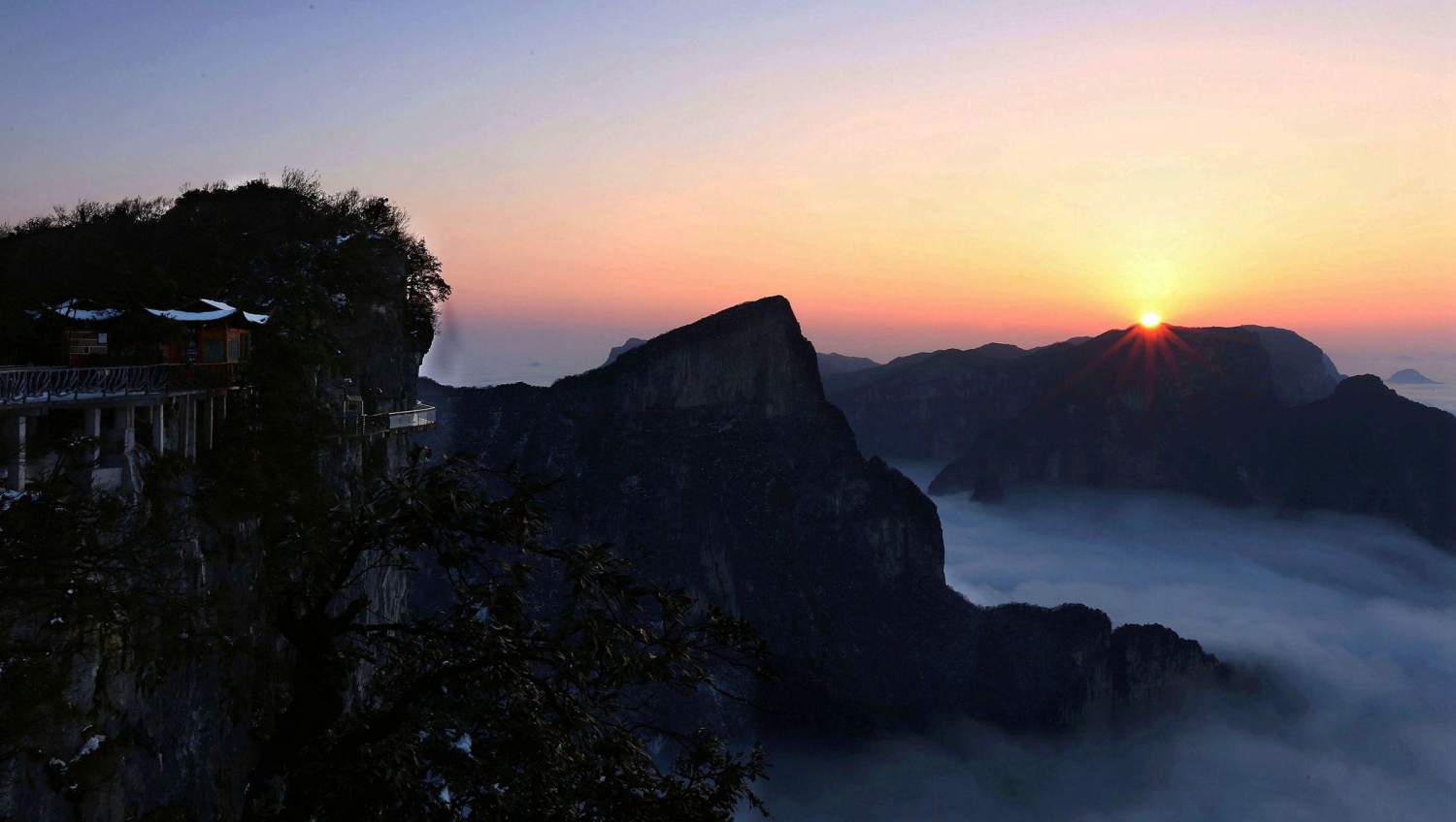 夕阳下仙山
