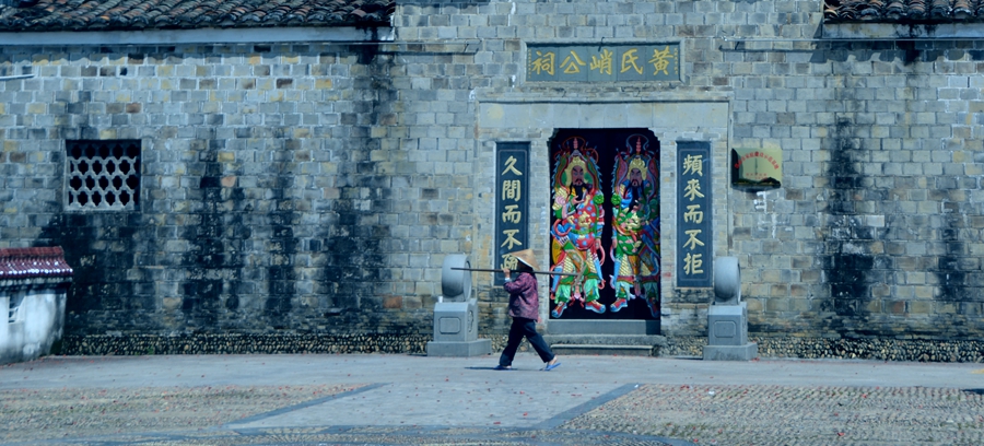 古镇阿婆