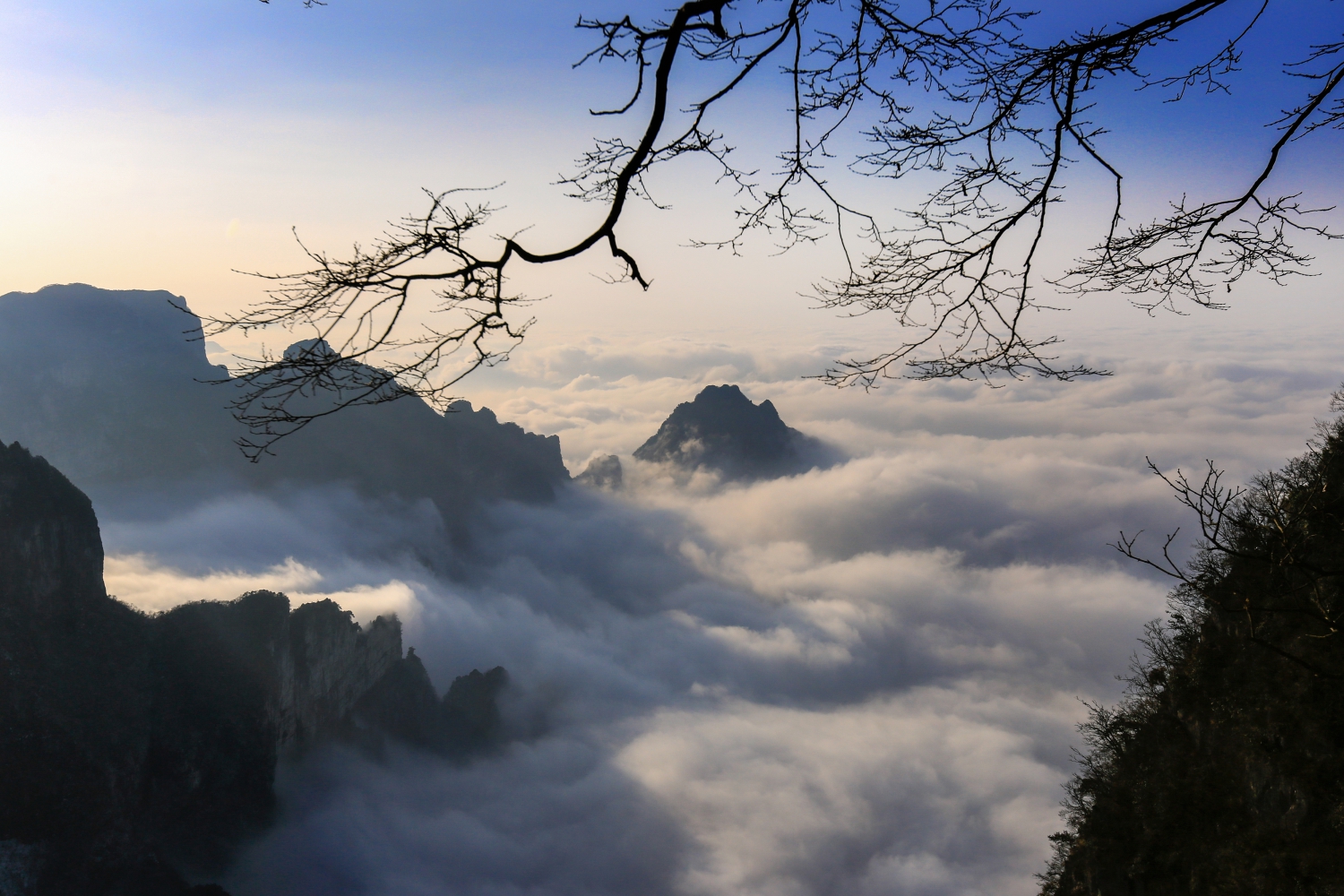 云涌天门山
