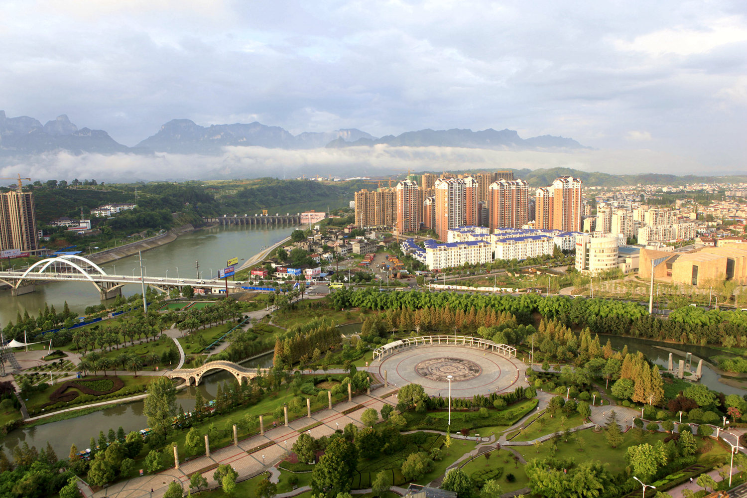 晨光中的大庸桥公园