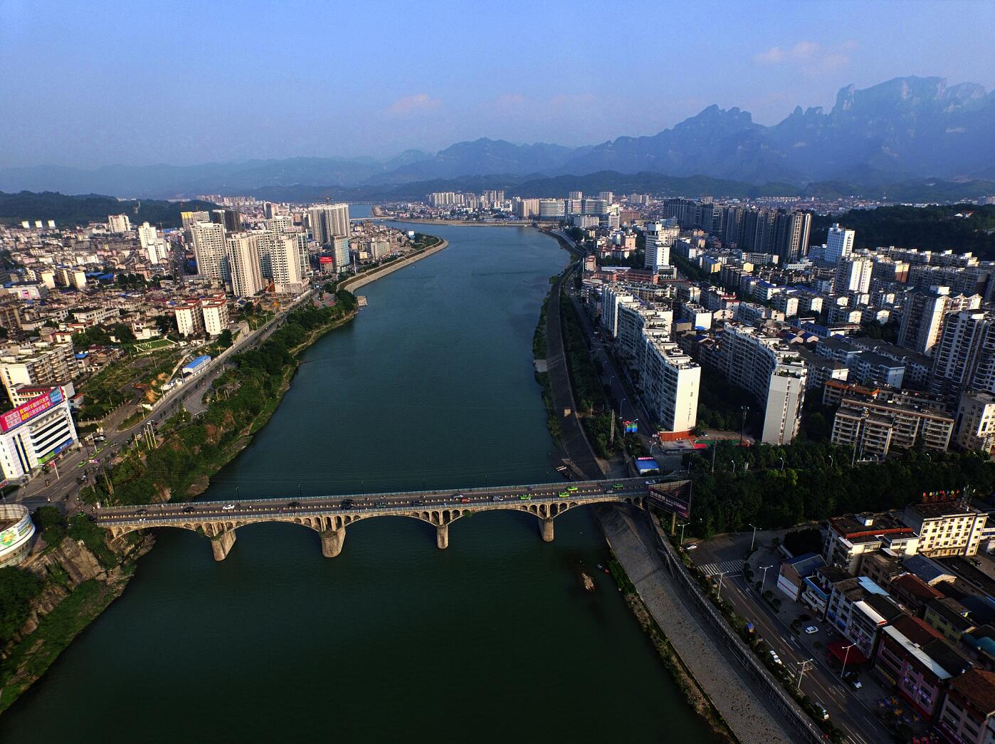 清清澧水河两岸
