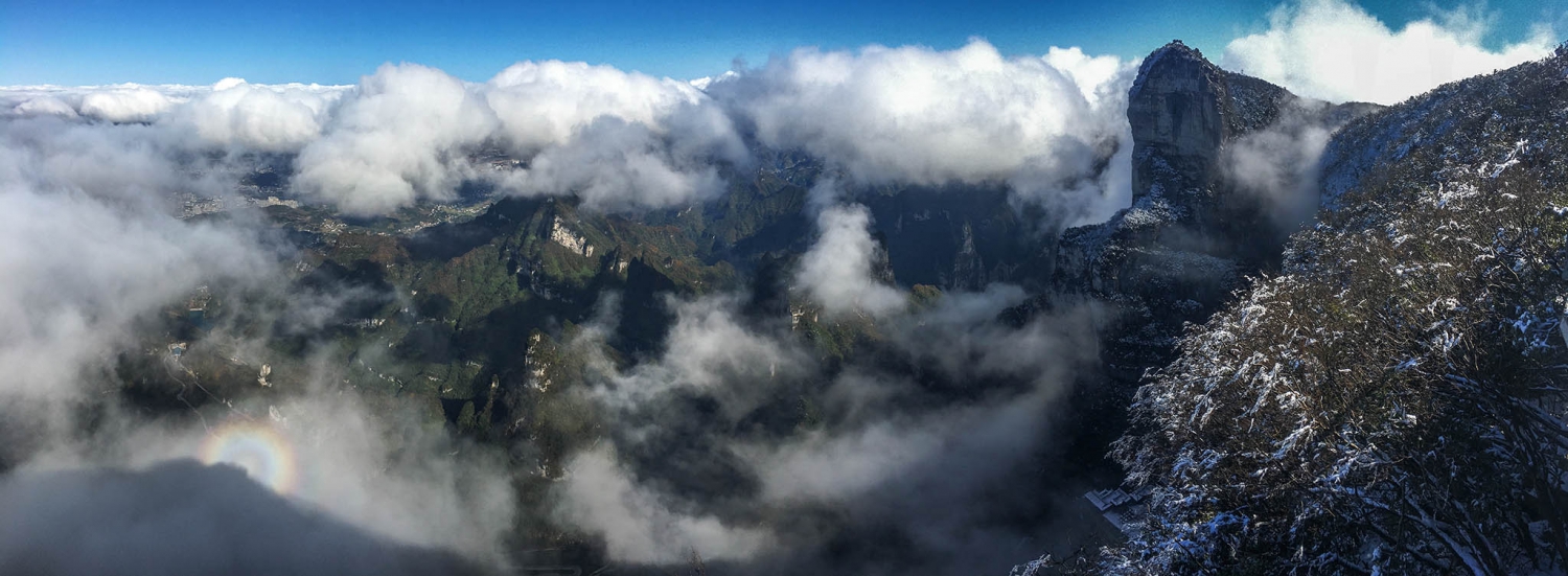 云飘佛光现