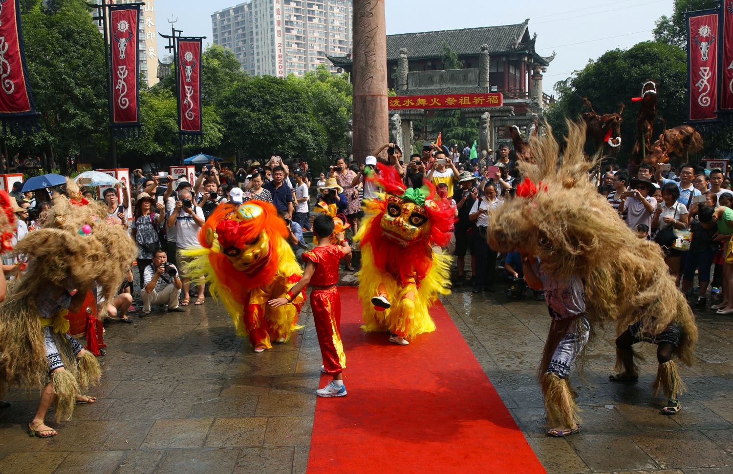 土家欢庆“六月六”