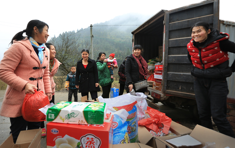 年货送到小山村