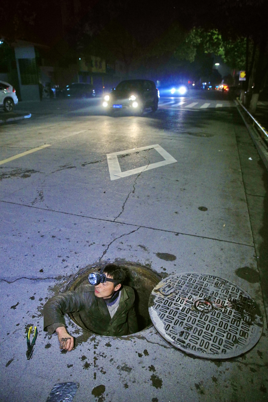 深夜施工的农民工