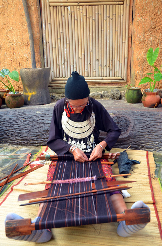 彝族奶奶做手工