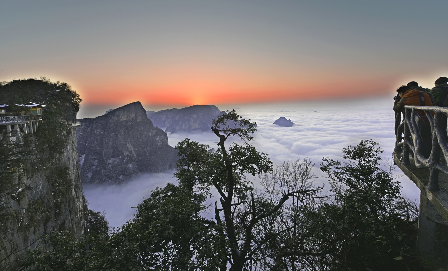 云海涌仙山