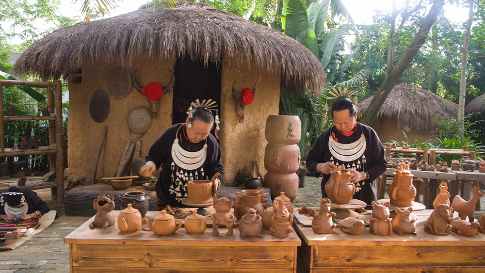 即将丢失的彝族传统泥壶