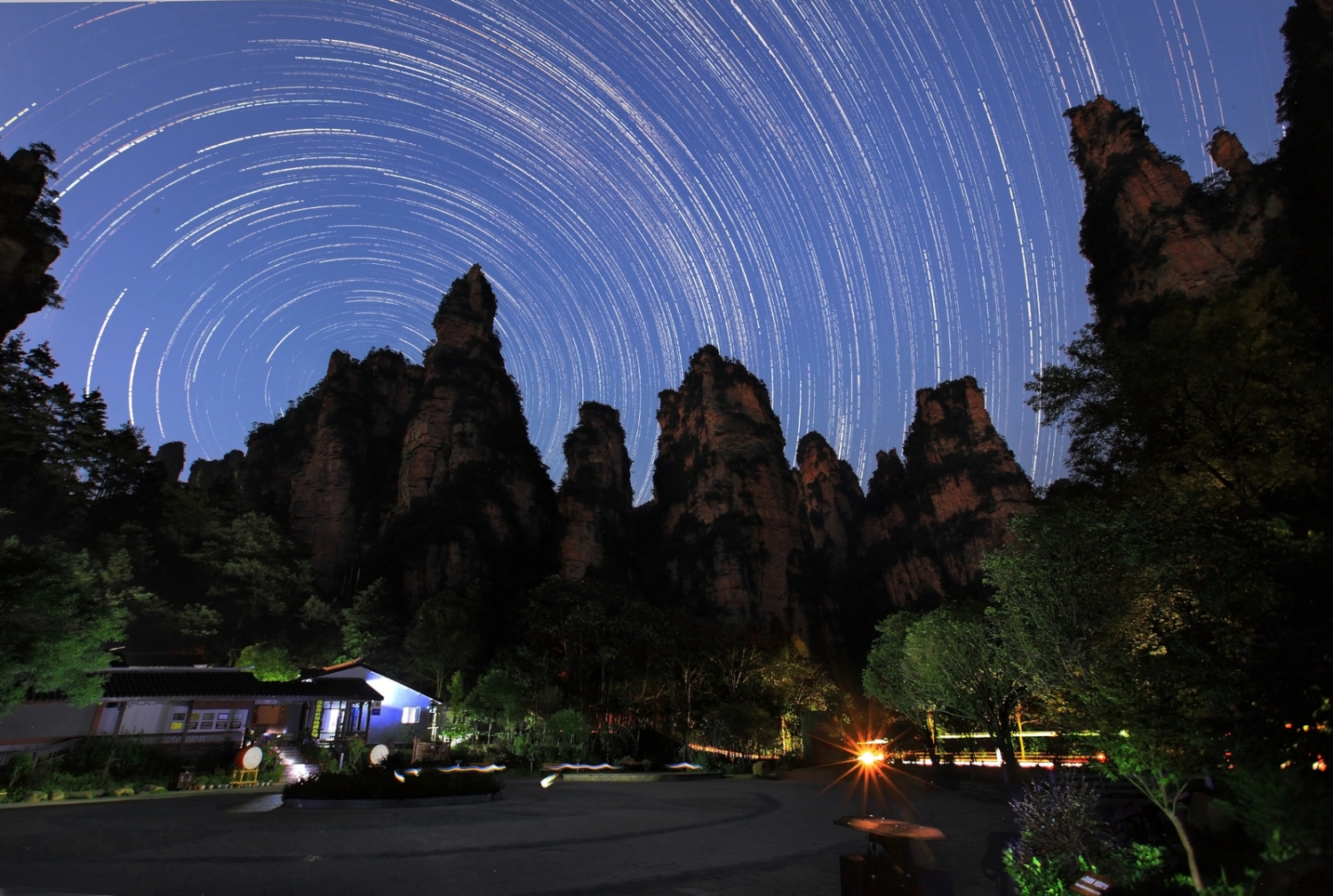 夜观水绕四门