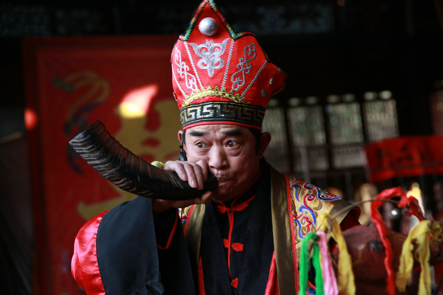 吹牛角的土家祭司