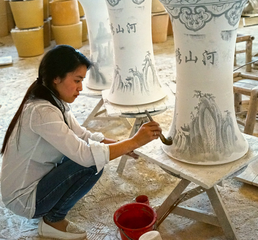 美女画瓷工