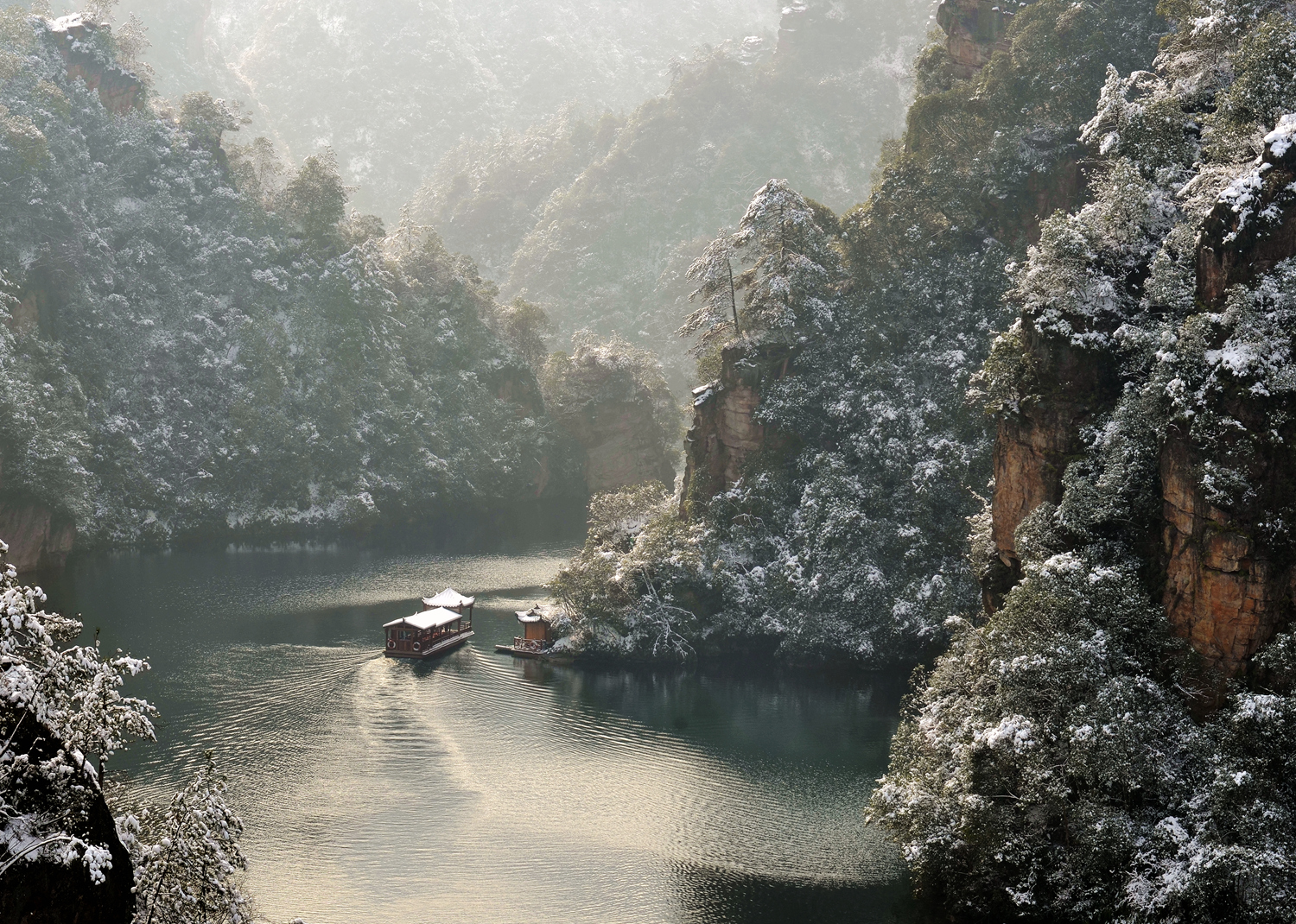 雪山情湖