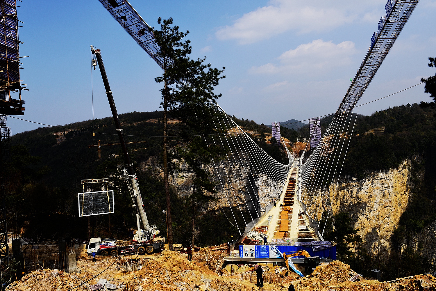 峽谷玻璃桥在建中
