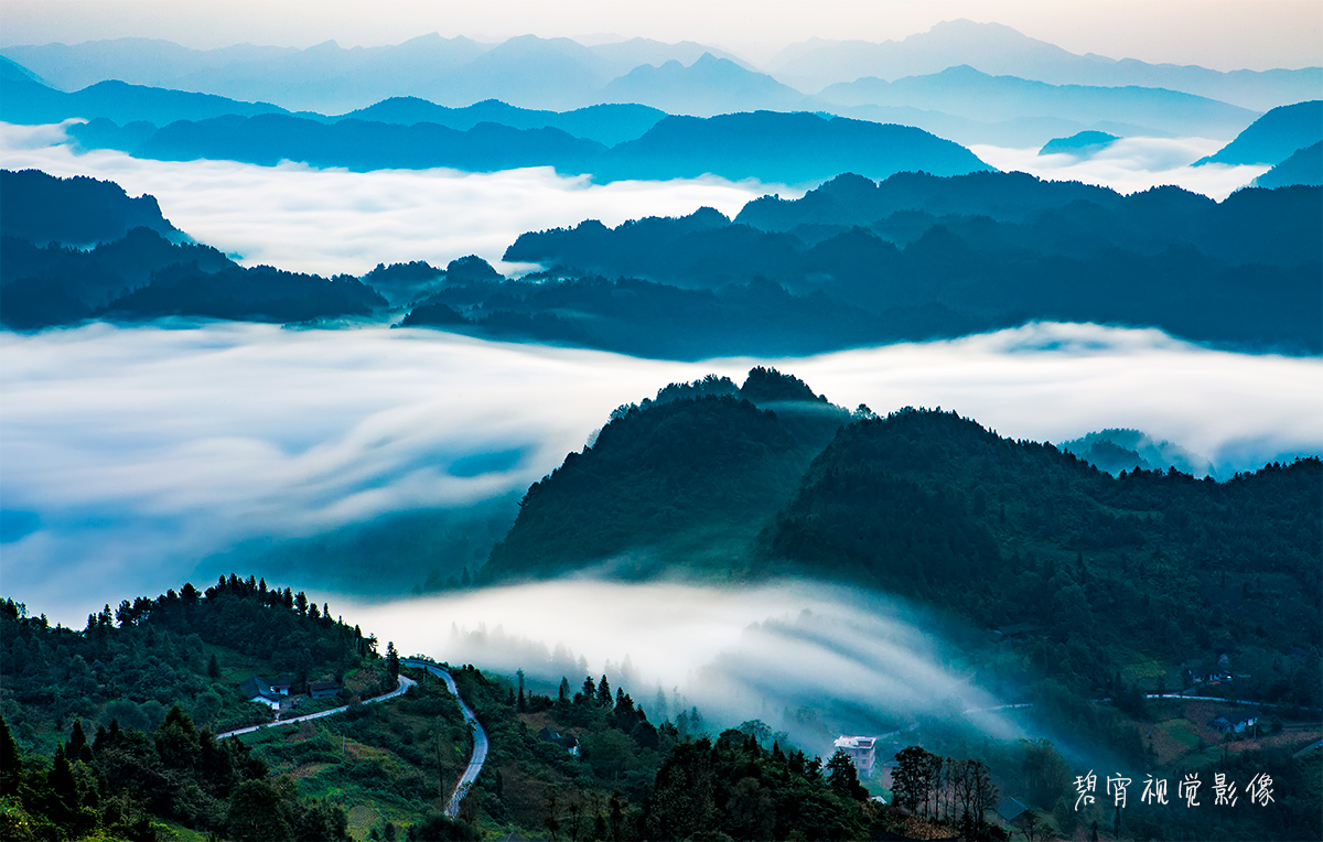 雾恋山峦