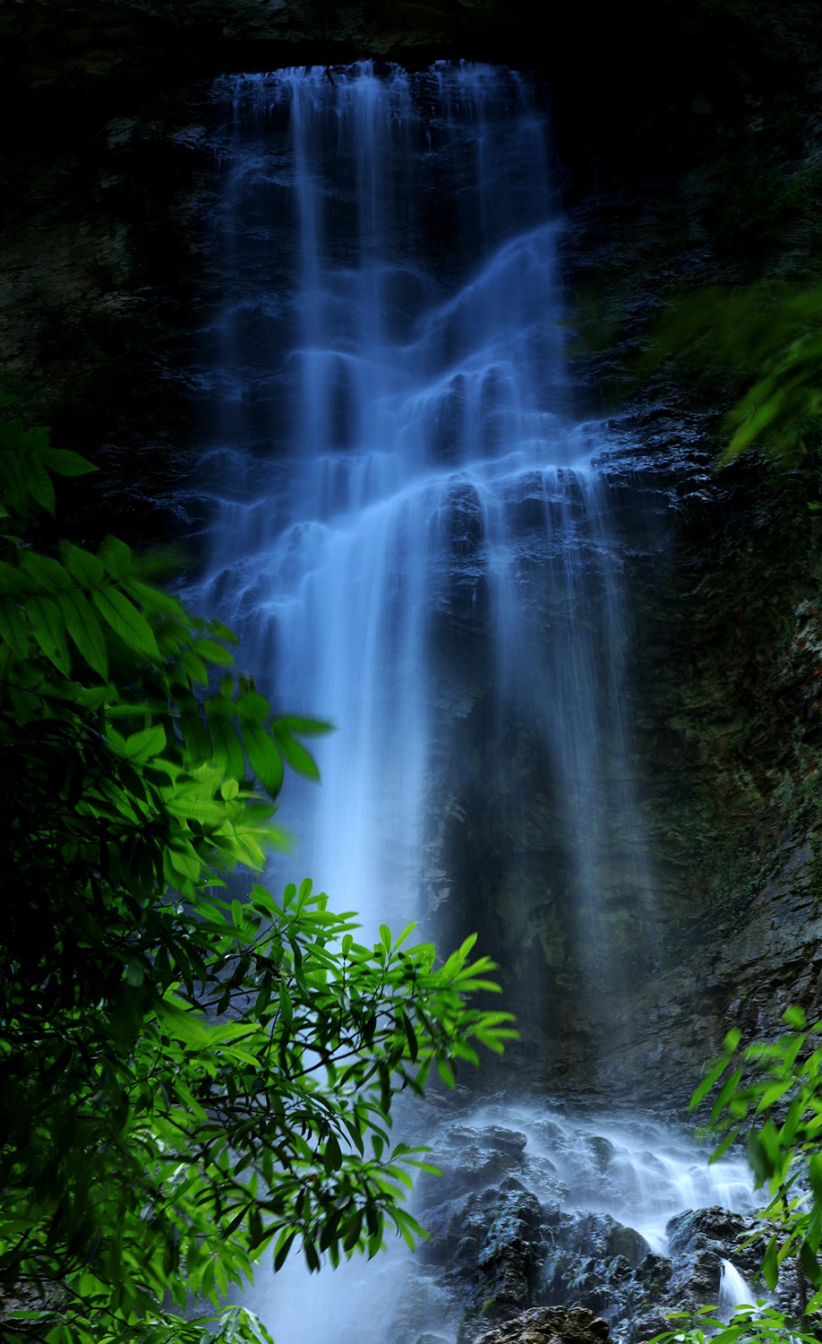 峡谷飞瀑