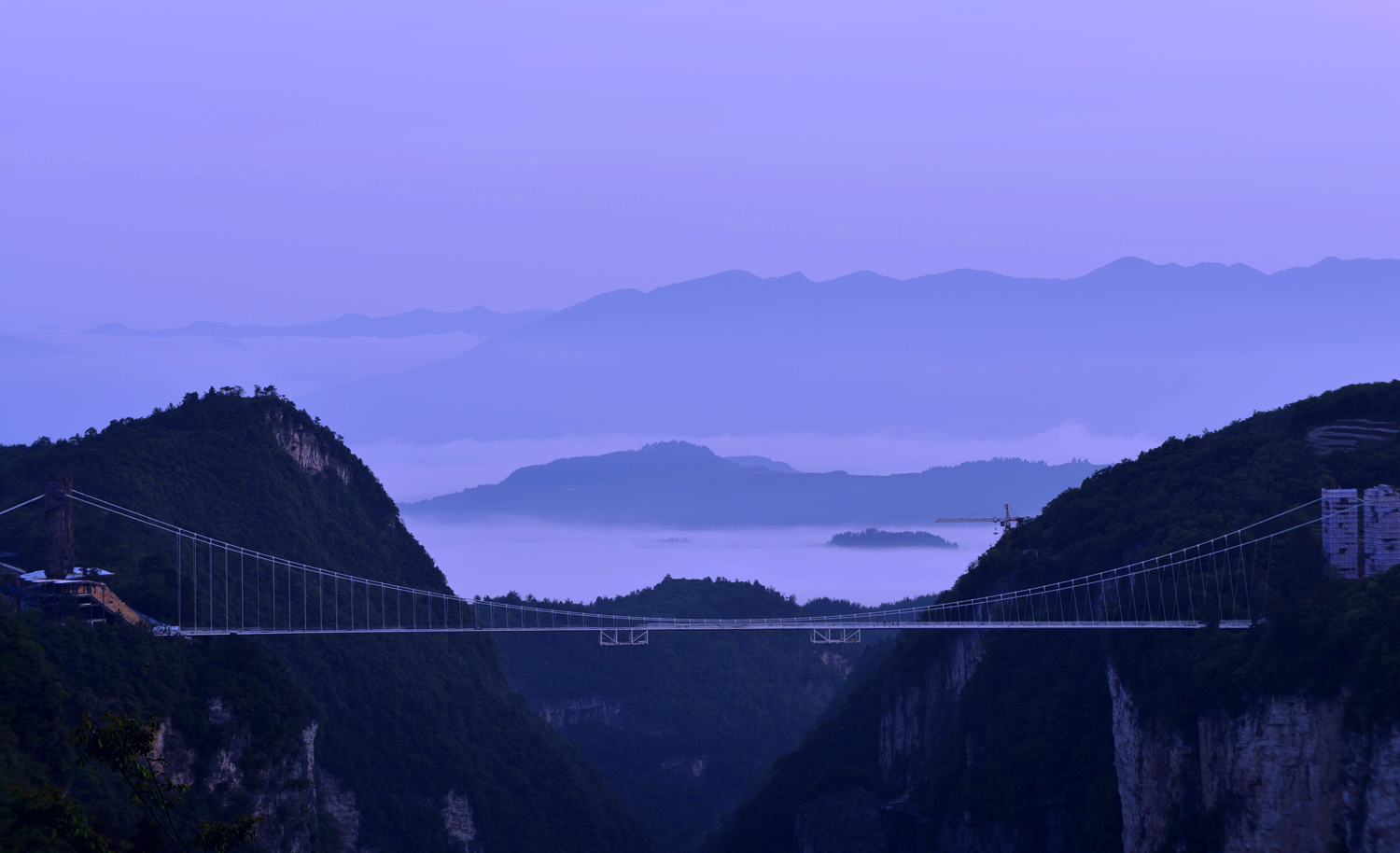 《峡谷晨韵》