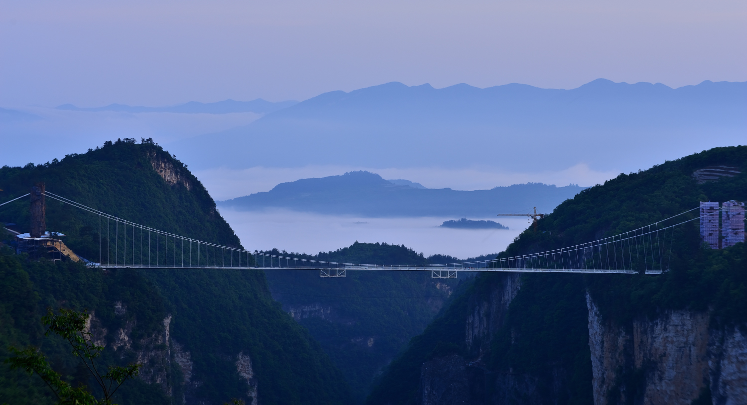 峡谷黎明