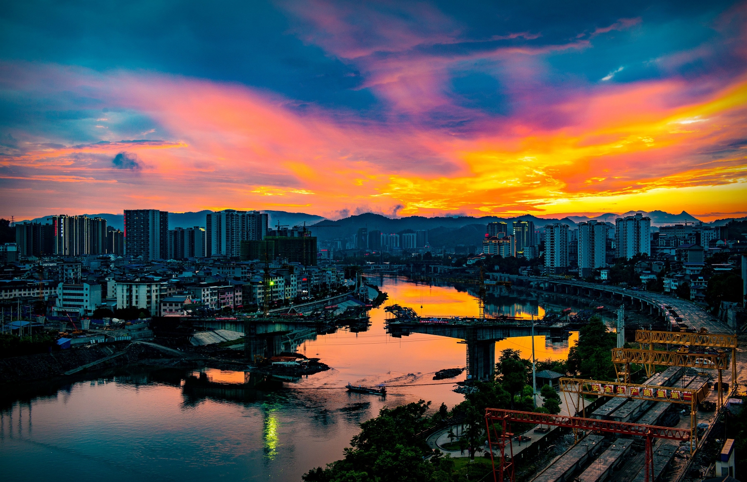 晚霞中的建设工地