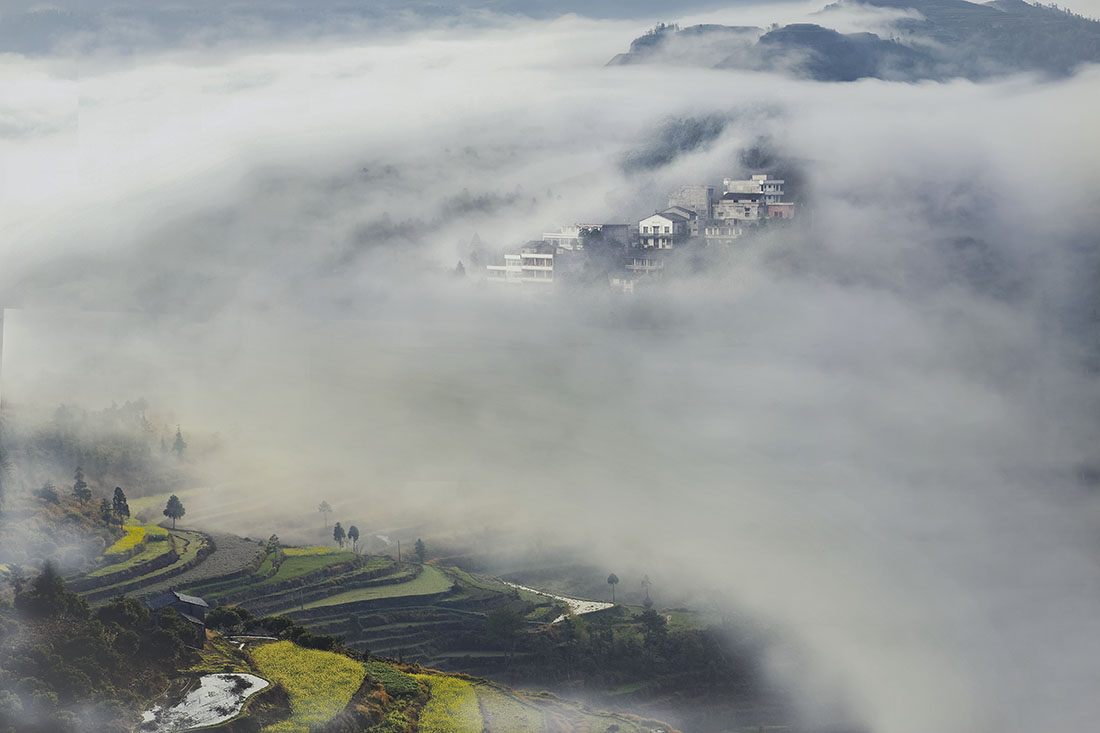 雾漫山村