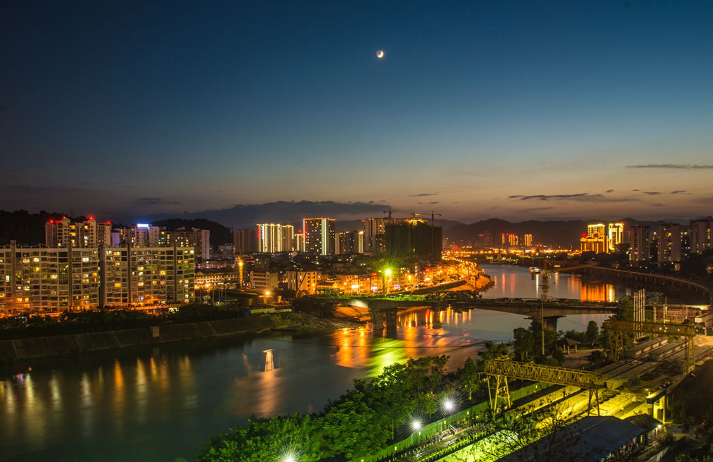 月半弯水半湾