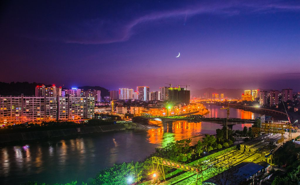 月半弯水半湾