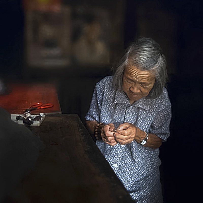 穿针的老人