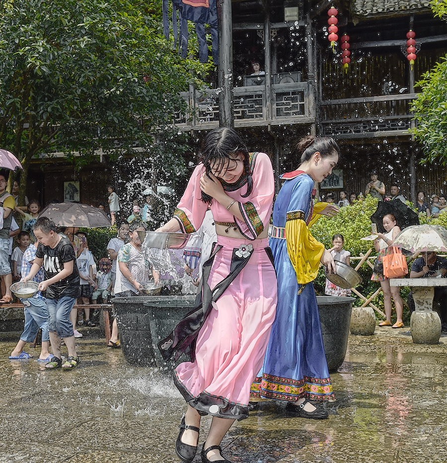 土家泼水节