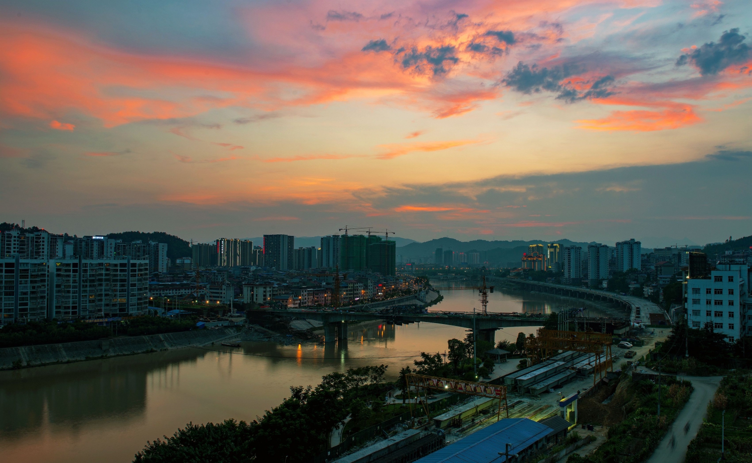 不断变化的大桥风景