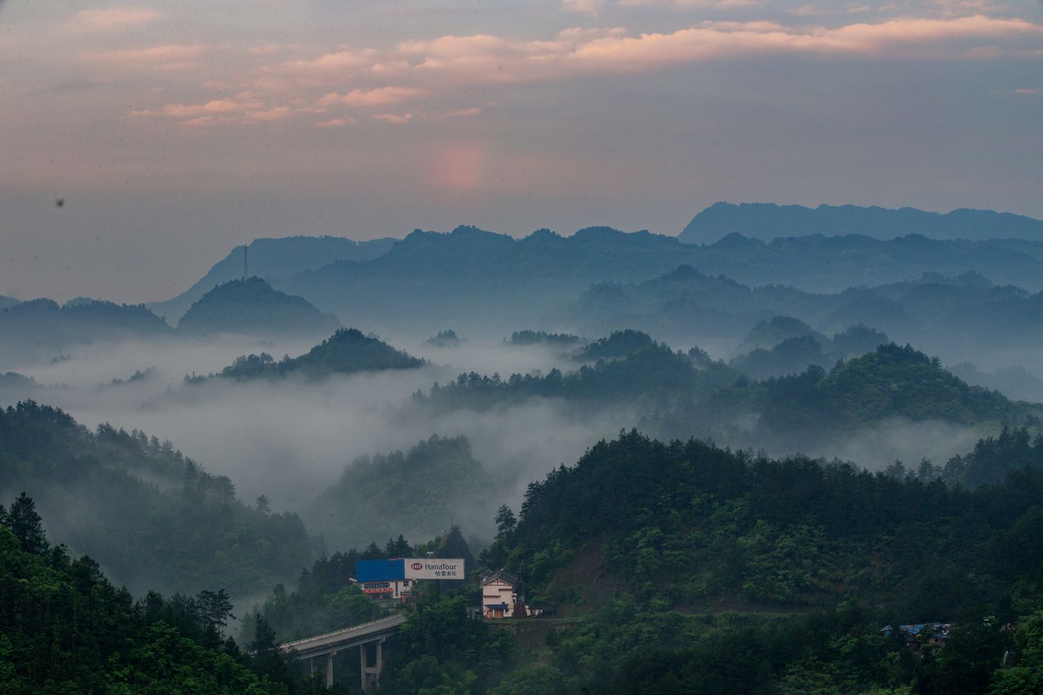 丛山峻岭