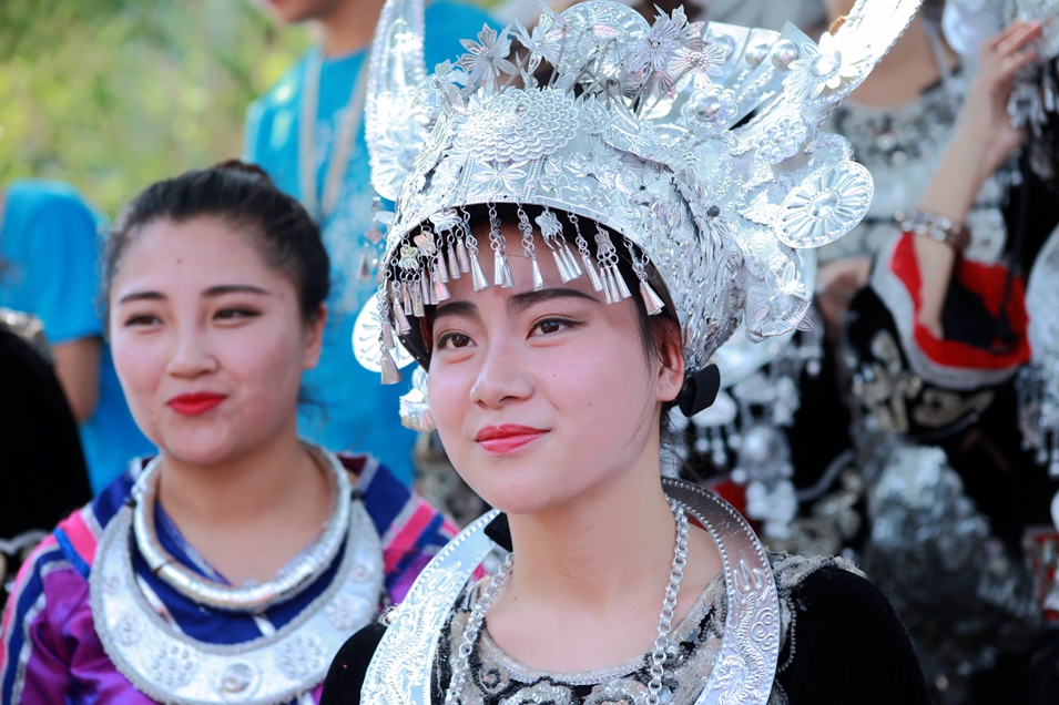 黄龙洞  土家妹
