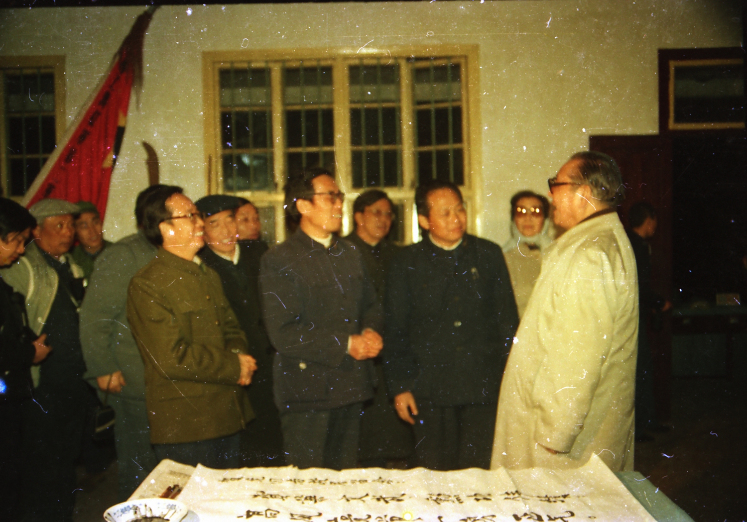 习仲勋参观贺龙生平陈列室