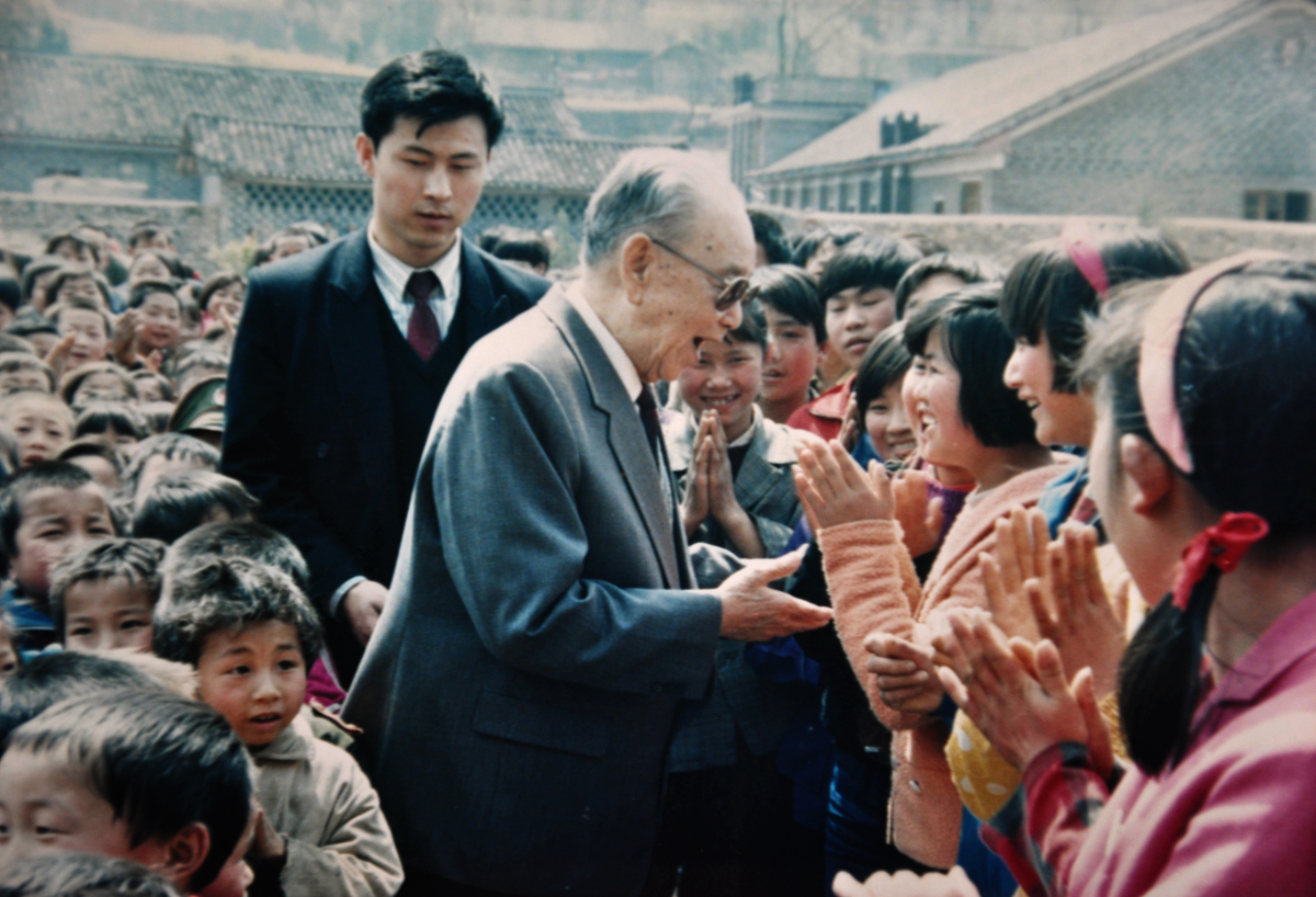 廖汉生与孩子们在一起