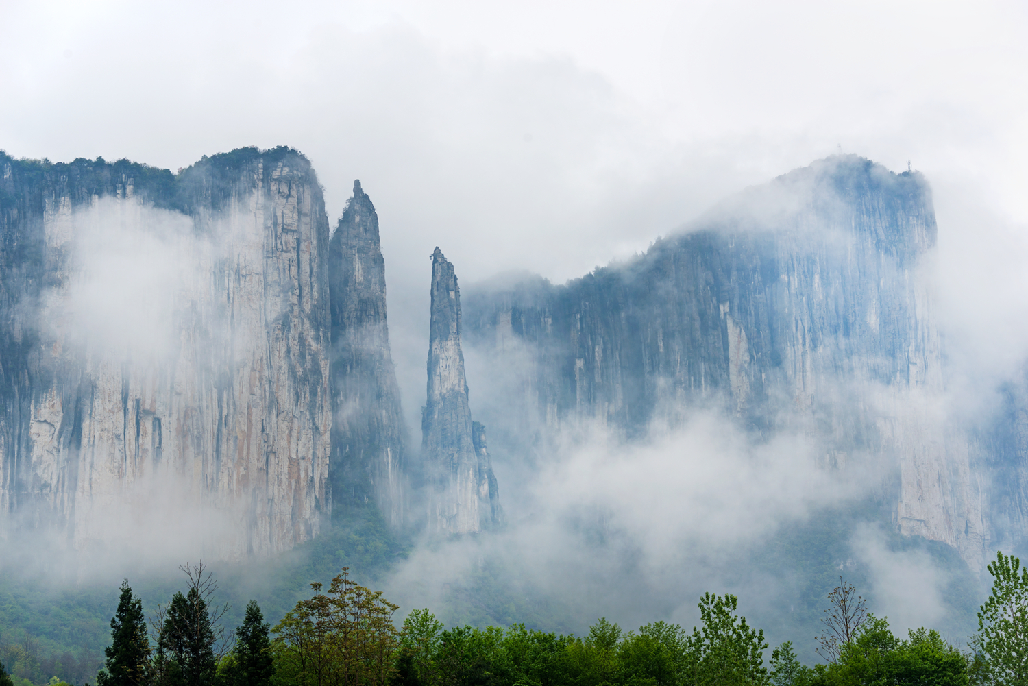 绝壁秀峰