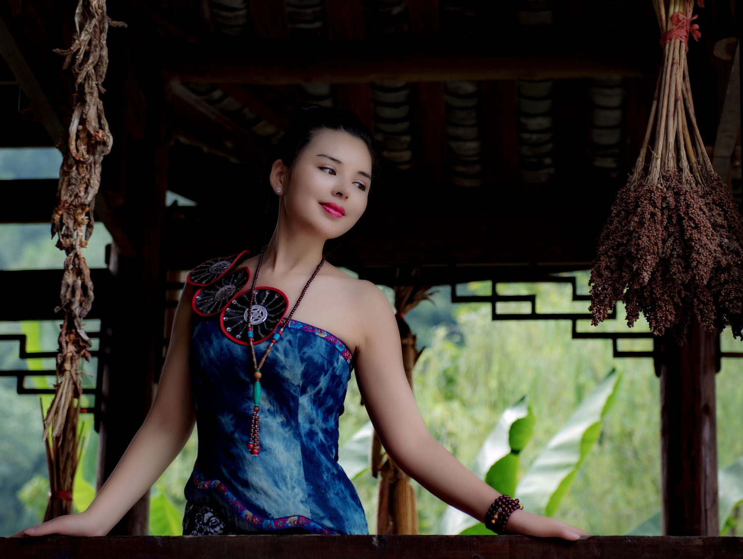 着旗袍的土家妹